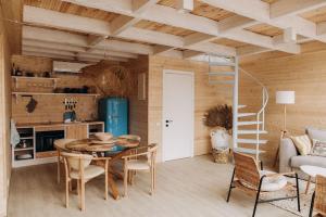a kitchen and living room with a wooden ceiling at Fazenda Wood in Mlynki