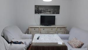 Televízia a/alebo spoločenská miestnosť v ubytovaní CASA LA ABUELA REMEDIOS