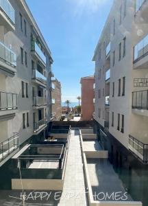 una vista de un callejón entre dos edificios en Playa y confort en Segur de Calafell, en Segur de Calafell