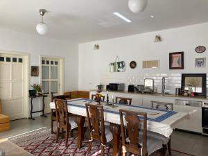 uma cozinha com mesa e cadeiras num quarto em Medusa house em Esztergom