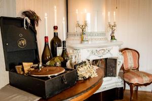 Sweet Dreams B&B Ullared في أولاريد: غرفة مع طاولة مع زجاجات من النبيذ