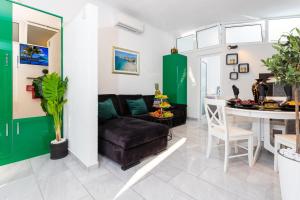 Posedenie v ubytovaní Apartment By the Way Hot Tub and Free Parking