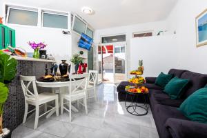 Posedenie v ubytovaní Apartment By the Way Hot Tub and Free Parking