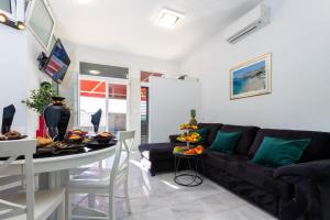 Posedenie v ubytovaní Apartment By the Way Hot Tub and Free Parking