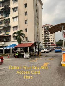 een parkeerplaats met een sleutel en toegangskaart op een gebouw bij JoeRos Homestay in Shah Alam