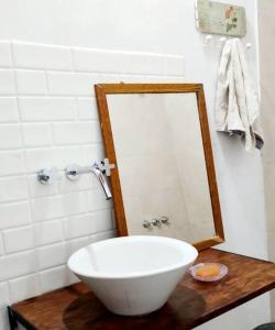 a bathroom with a sink and a mirror on a counter at Relajante y amplio con jardín in Roque Sáenz Peña