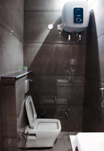Hotel Joylife- Chottu Ram Chowk Rohtak Haryana的一间浴室