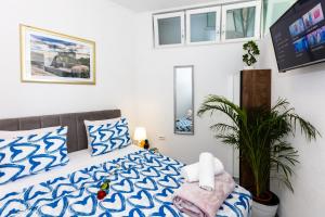 Posteľ alebo postele v izbe v ubytovaní Apartment By the Way Hot Tub and Free Parking
