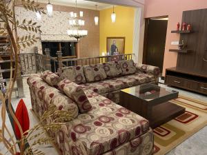 sala de estar con sofá y mesa en Sangita Resorts en Nainital