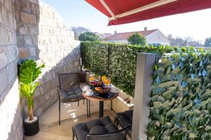 Posedenie v ubytovaní Apartment By the Way Hot Tub and Free Parking