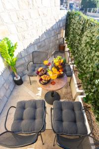 Posedenie v ubytovaní Apartment By the Way Hot Tub and Free Parking