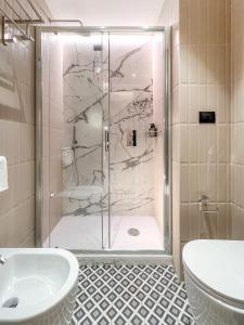 ein Bad mit einer Dusche, einem WC und einem Waschbecken in der Unterkunft Migliori Collection Piazza Navona 71 in Rom