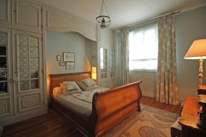 - une chambre avec un lit et une fenêtre dans l'établissement La terrasse, à Limoges