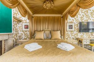 ポーツマスにあるAshbys Accommodation & Spa hireのベッドルーム1室(大型ベッド1台、タオル2枚付)
