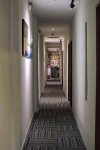an empty hallway with a long hallwayngthngthngthngthngthngthngthngthngth at Rain Forest Hotel in Kuala Lumpur