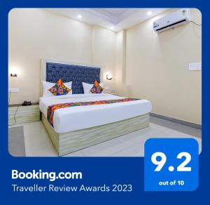 Postel nebo postele na pokoji v ubytování FabHotel Ashok Vihar - Nr North Campus, Delhi University