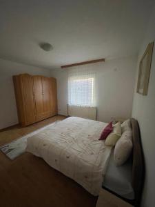 Ένα ή περισσότερα κρεβάτια σε δωμάτιο στο Apartment Rea Ilidža +2 φωτογραφίες