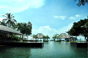 une masse d'eau avec des bâtiments et des palmiers, dans l'établissement Tanjung Rhu Resort, à Tanjung Rhu