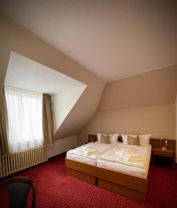 - une chambre mansardée avec un grand lit dans l'établissement Lázeňský hotel Pyramida, à Františkovy Lázně
