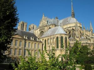 um grande edifício com uma catedral ao fundo em REIMS CATHEDRALE - Mairie / Boulingrin em Reims