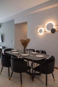 ein Esszimmer mit einem Tisch und Stühlen mit Weingläsern in der Unterkunft Family Seaview Suite with 3 Rooms by The Only Bnb in Tanjong Tokong