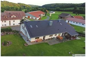 eine Luftansicht eines Hauses mit Dach in der Unterkunft Haus Schmid in Falkenfels