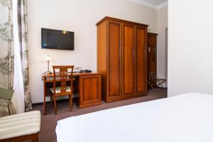 Spa Hotel Anglický Dvůr的电视和/或娱乐中心