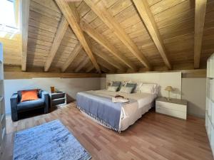 ein Schlafzimmer mit einem großen Bett und einem Stuhl in der Unterkunft Hotel Nagusi in Murguía