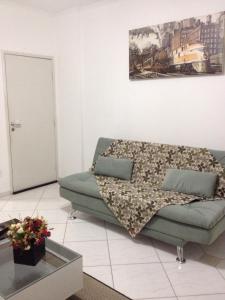 sala de estar con sofá y mesa en Apartamento no Centro, en Florianópolis