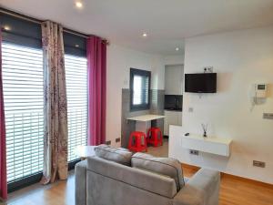 salon z kanapą i stołem w obiekcie Sabaris, Baiona, estudio diseño, parking privado, piscina w mieście Baiona