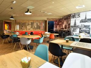un comedor con mesas y sillas y una cafetería en Ibis budget Dijon Centre Clemenceau, en Dijon