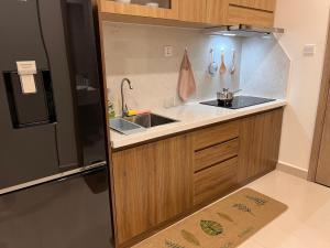 uma cozinha com um lavatório e uma bancada em Vinhome Grand Park Homestay House em Gò Công