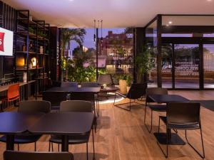Lounge o bar area sa ibis Santa Cruz de la Sierra