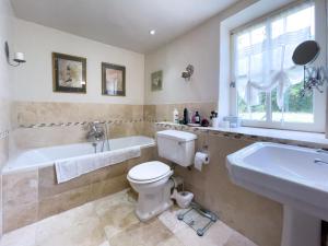 une salle de bain avec toilettes, baignoire et lavabo dans l'établissement La chaumière, à Varneil 15 autres photos