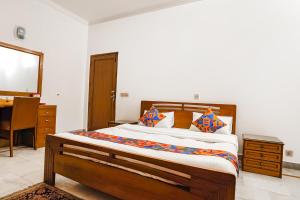 Postel nebo postele na pokoji v ubytování FabExpress Goodwill Homes
