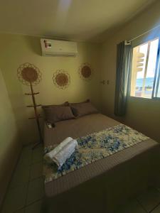 1 dormitorio con cama y ventana en Aconchego da Mary, en Maragogi