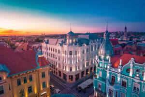 una vista aérea de un edificio en una ciudad en Clasic Apartment Nufarul, en Oradea