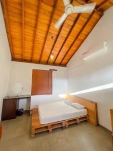 a bedroom with a bed and a wooden ceiling at Battaramulla Boutique Villa in Sri Jayewardenepura Kotte