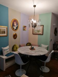 uma sala de jantar com uma mesa e cadeiras e um lustre em Appartement Baju em Bad Urach