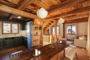 eine Küche und ein Wohnzimmer mit einem Holztisch in der Unterkunft Chalet Ski & in out - Flegere - Free Parking in Chamonix-Mont-Blanc