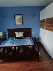 um quarto com uma cama grande e uma parede azul em Appartement Baju em Bad Urach