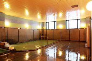 un gimnasio vacío con una piscina de agua en una habitación en Wakkanai Grand Hotel en Wakkanai