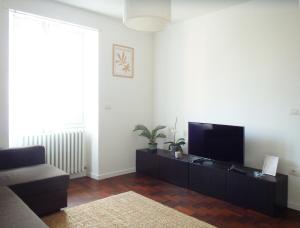 a living room with a television and a couch at Casa Nina in Sondrio