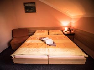 Rúm í herbergi á Hotel Holzbecher Ratibořice