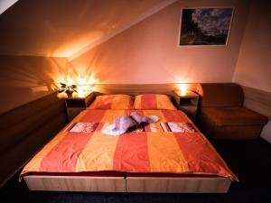 Rúm í herbergi á Hotel Holzbecher Ratibořice