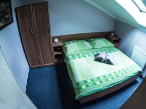Rúm í herbergi á Hotel Holzbecher Ratibořice