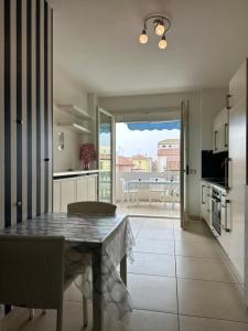 a kitchen and dining room with a table and chairs at RICCIO BLU pochi passi dal mare in Alba Adriatica