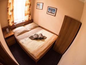 Rúm í herbergi á Hotel Holzbecher Ratibořice