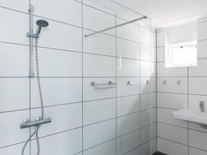 ein weißes Badezimmer mit Dusche und Waschbecken in der Unterkunft Holiday home with sauna, outdoor spa in Earnewâld + 32 Fotos