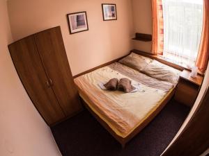 Rúm í herbergi á Hotel Holzbecher Ratibořice